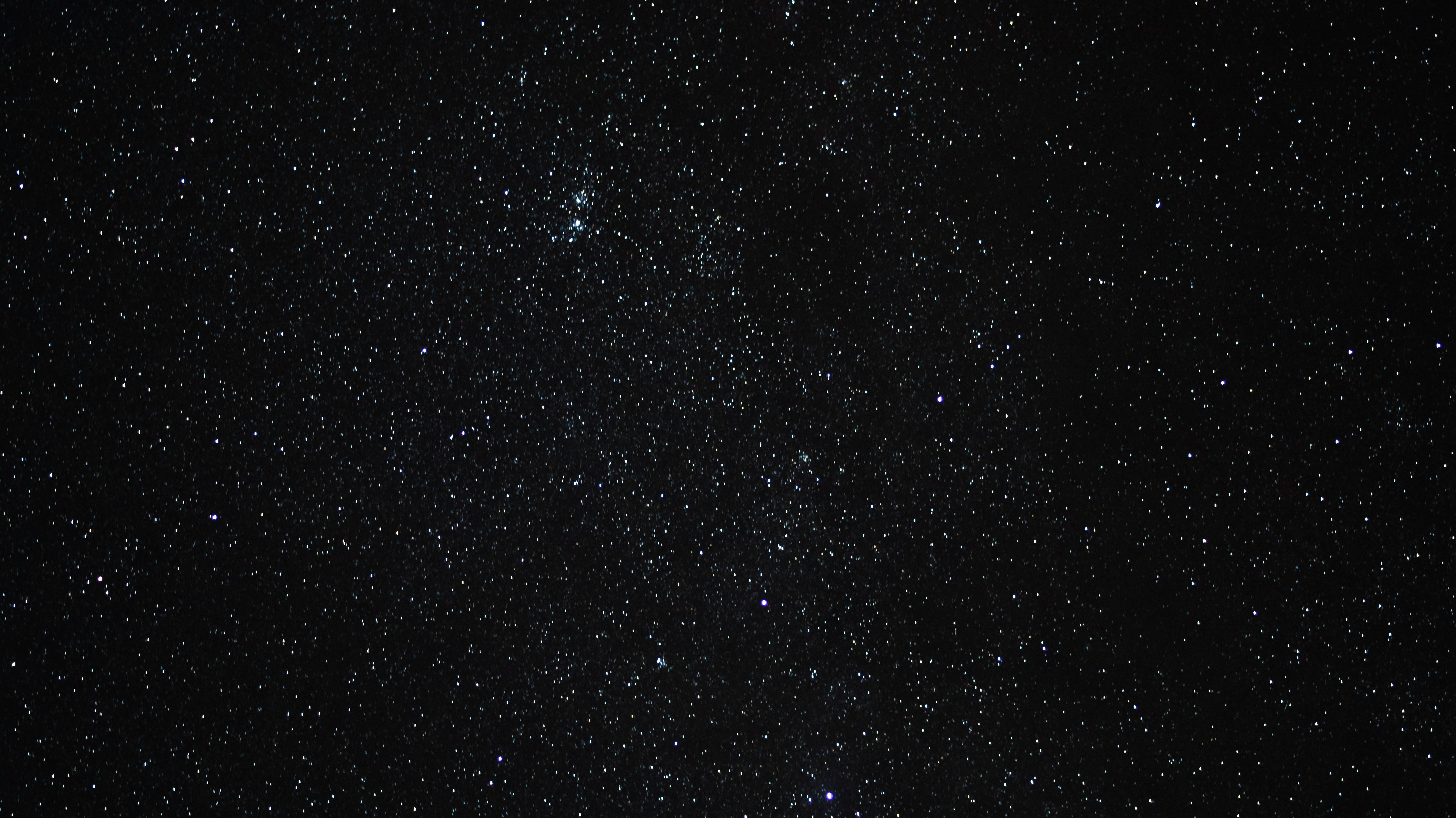 Funkelnder Sternenhimmel Klarer Nachthimmel mit vielen leuchtenden Sternen auf dunklem Hintergrund in der Natur.