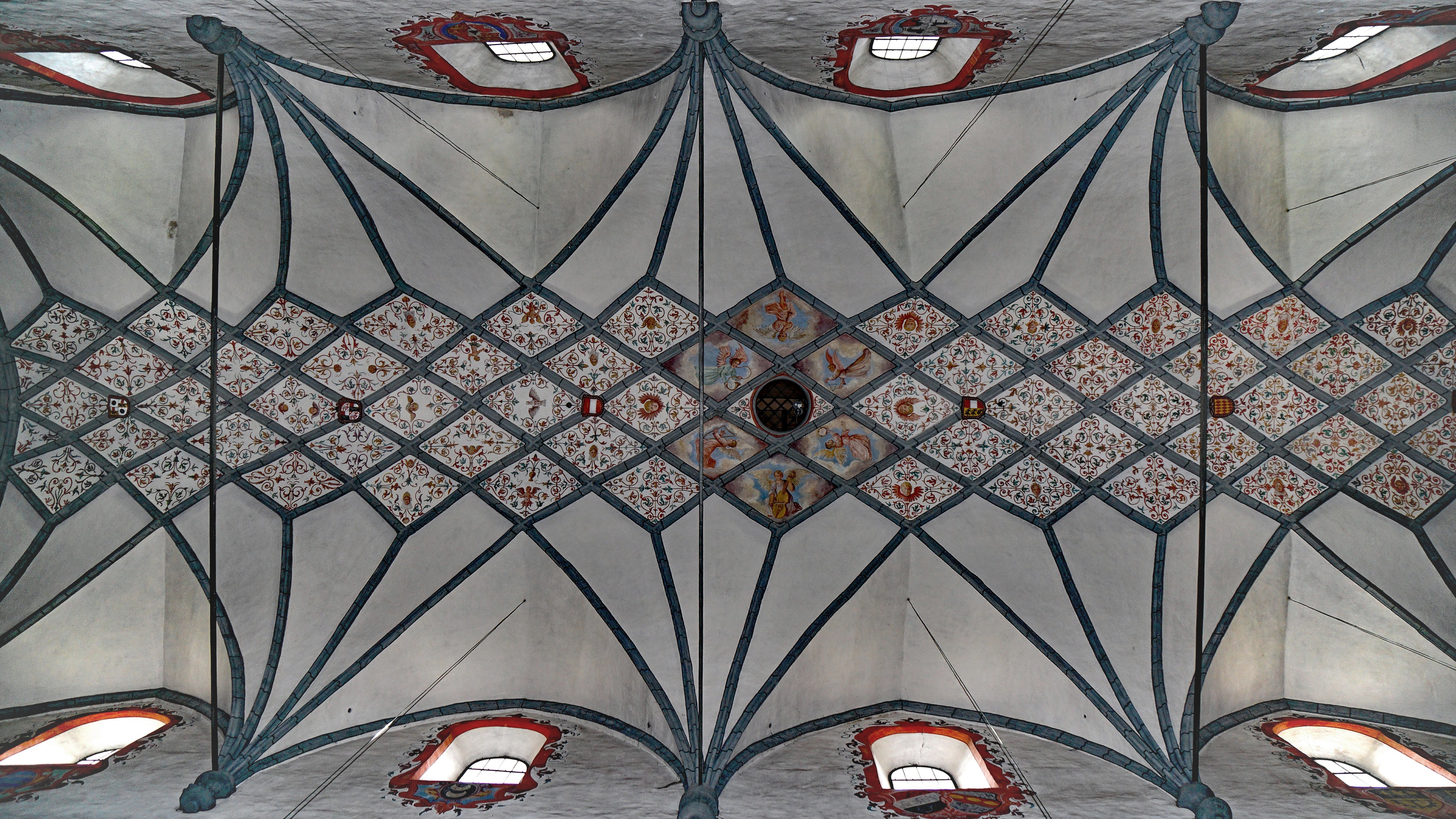 Prächtige Deckengestaltung im historischen Gebäude Aufwendiges Deckenmuster mit architektonischen Elementen in einem historischen Raum