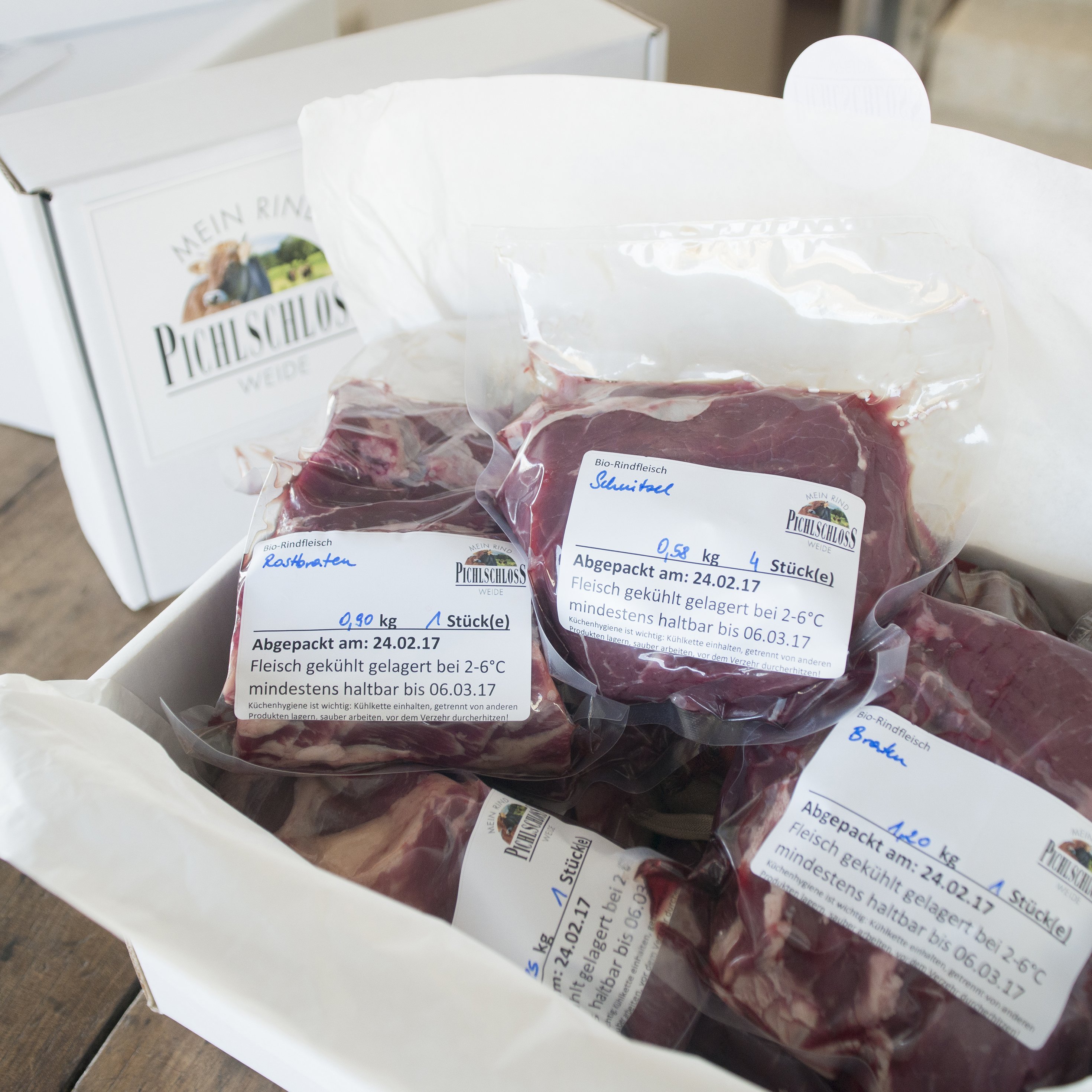 Frisch verpackte Fleischprodukte Vakuumverpackte Fleischstücke in einer weißen Box mit Gewichts- und Verpackungsdaten