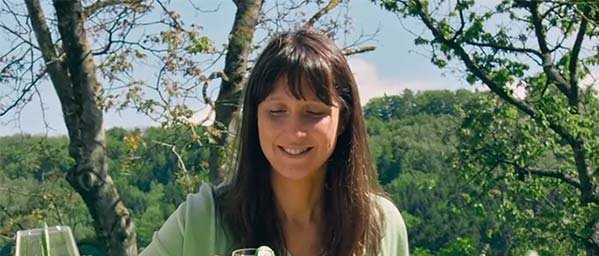 Aneta trinkt eines Gemüsesaft.