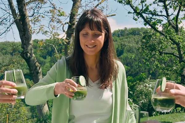Aneta trinkt eines Gemüsesaft.