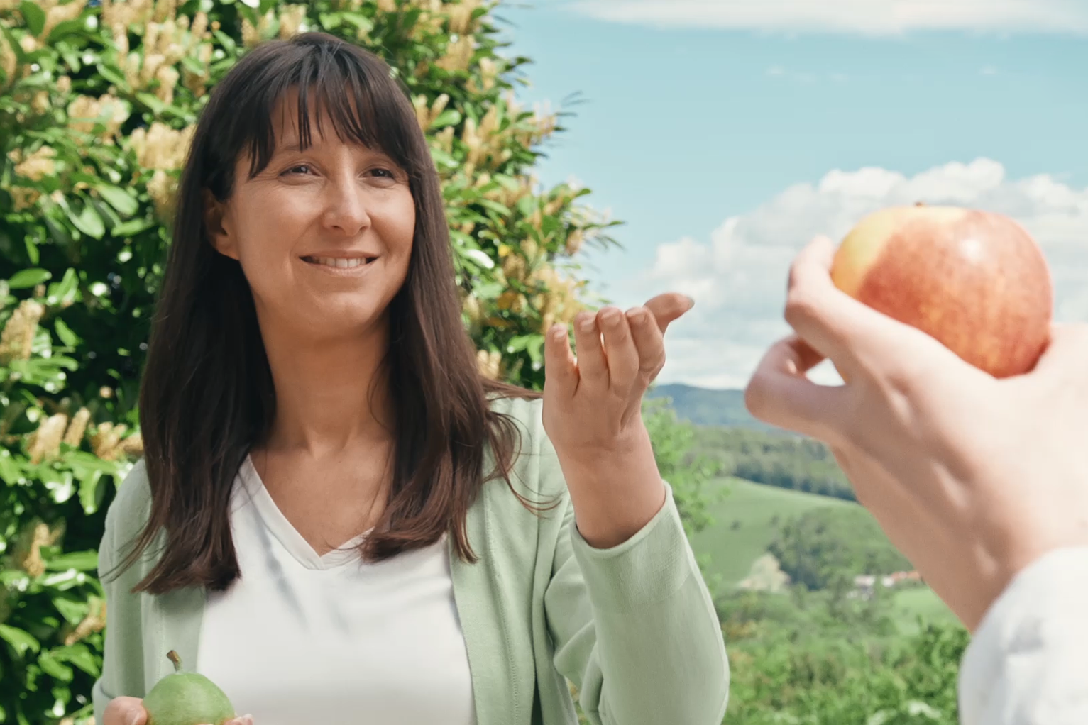 Aneta beim Verteilen der Bio-Äpfel