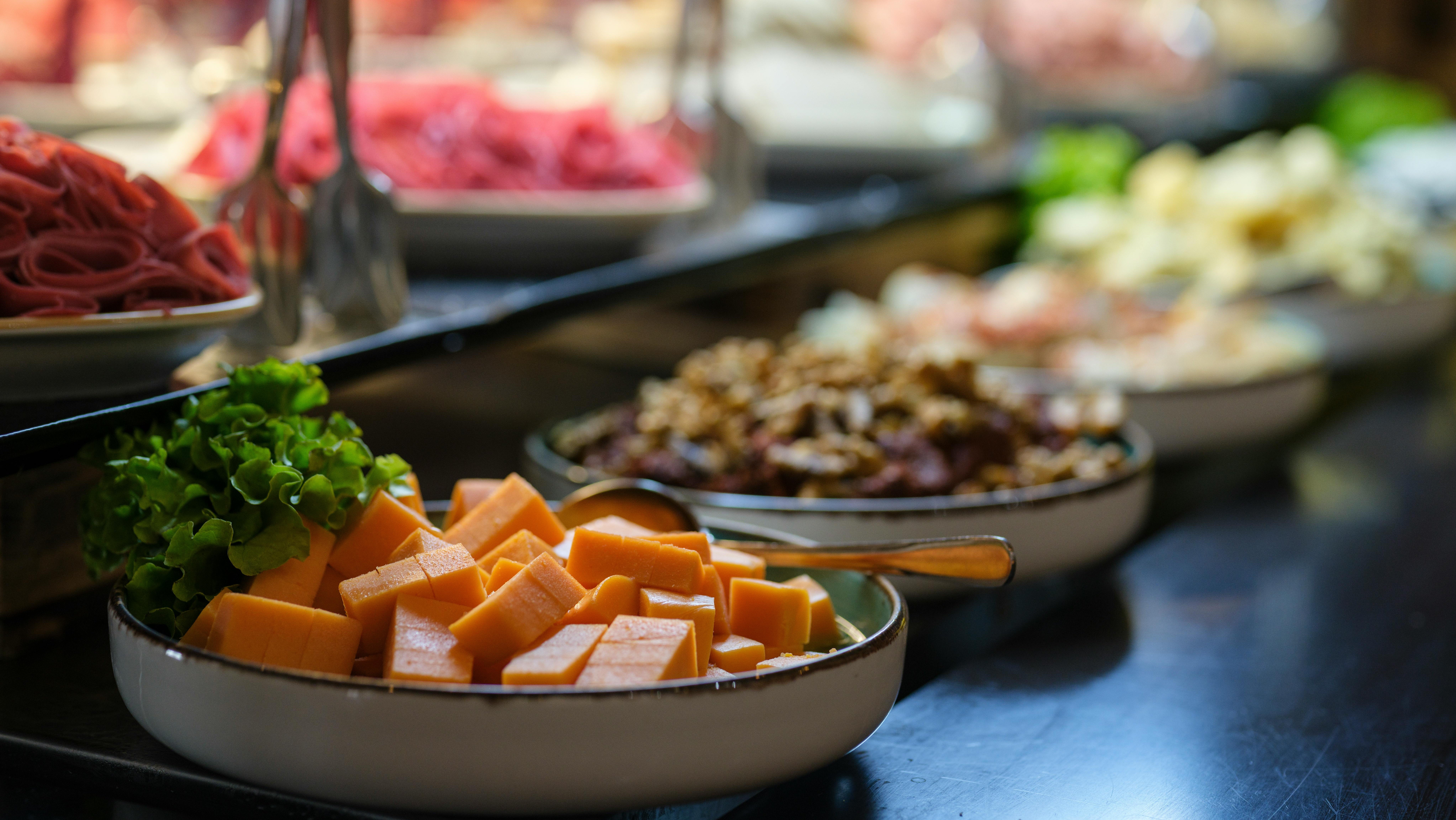 Vielfältige Auswahl am Frühstücksbuffet Buffet mit verschiedenen Schalen und frischen Zutaten wie Gemüse und Toppings auf einem Tisch