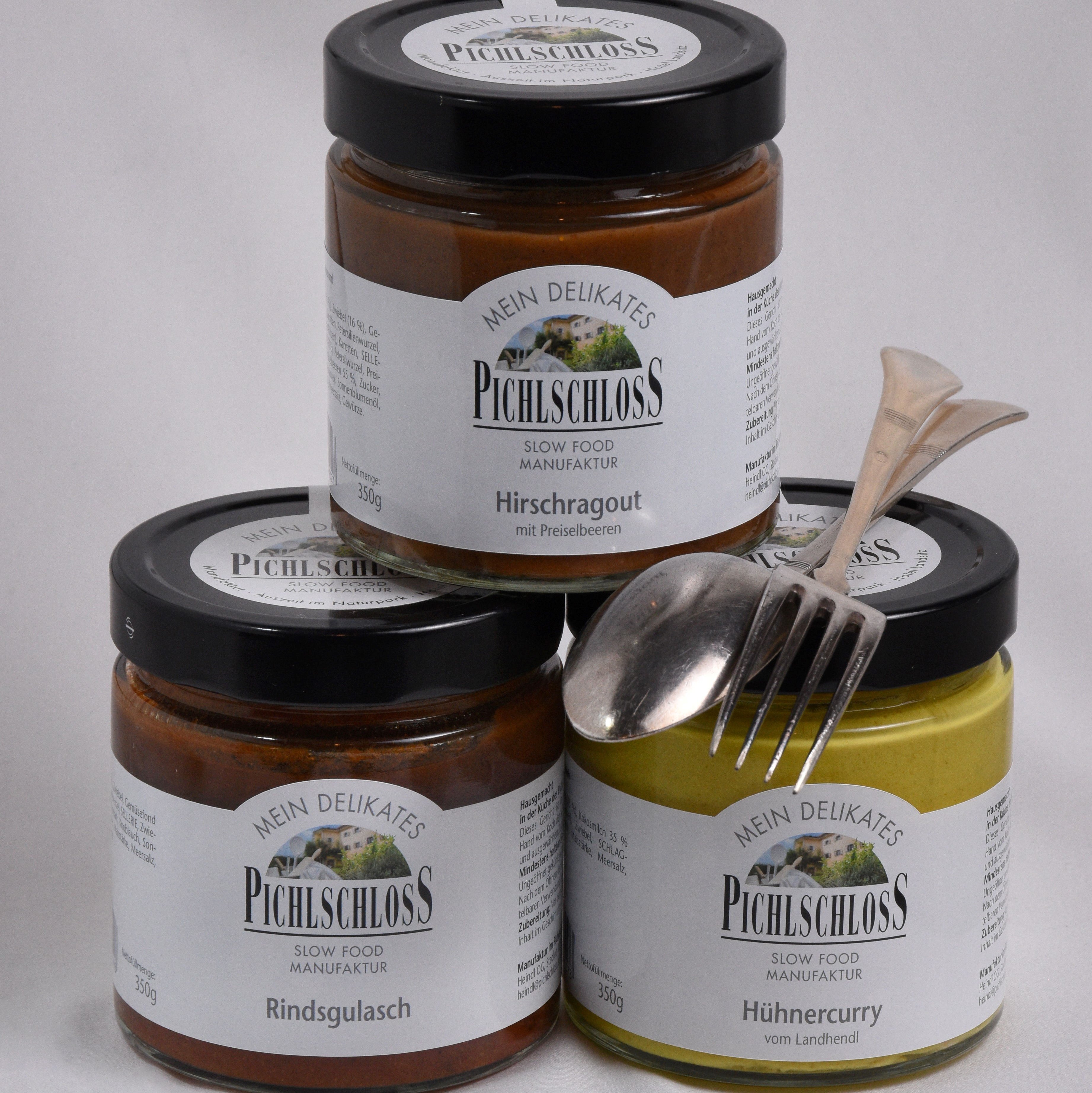 Gourmet Saucen im Glas Drei Gläser mit Gourmet-Saucen und einem Löffel auf einer neutralen Oberfläche, etikettiert mit Namen und Beschreibungen.