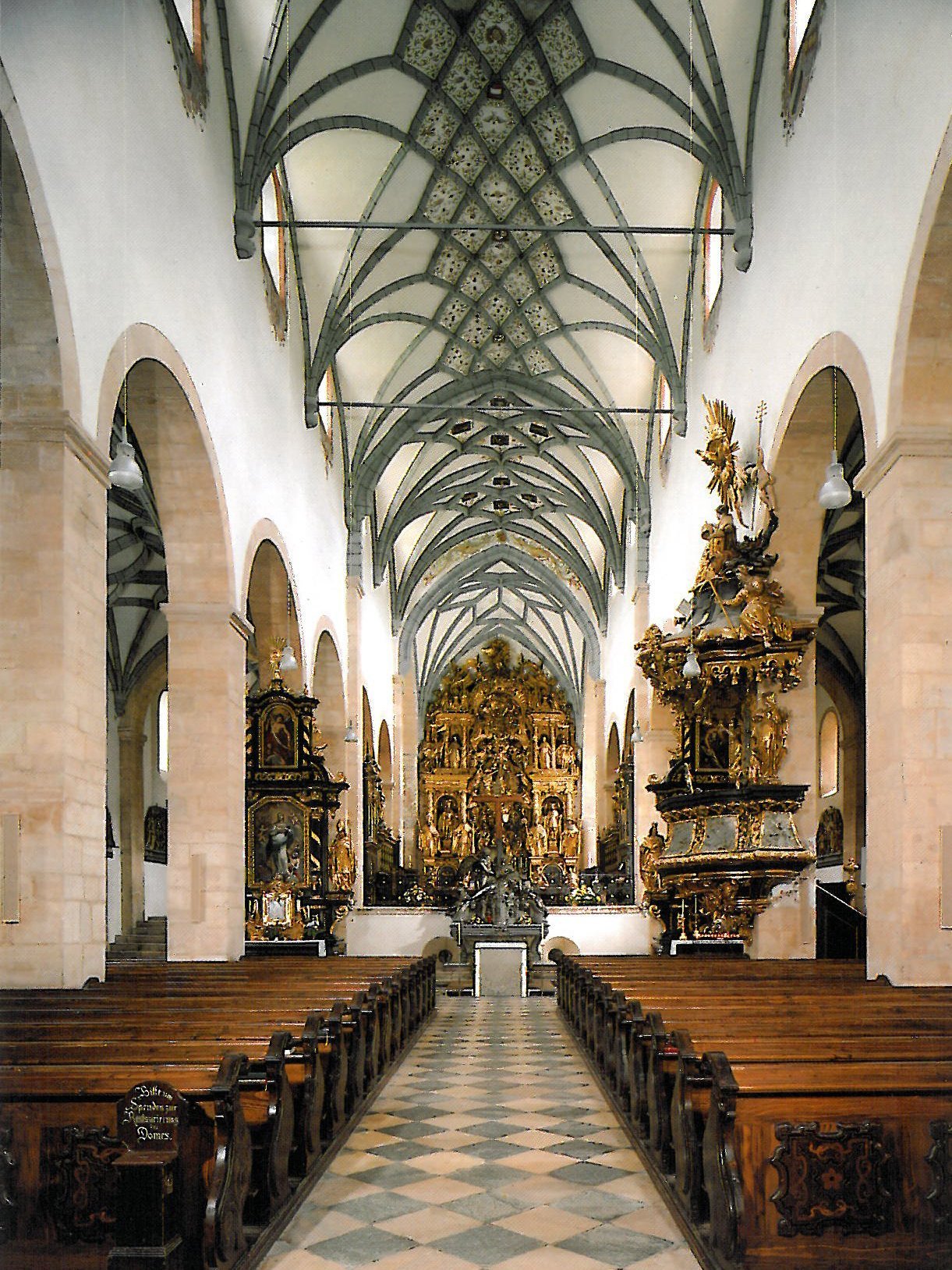 Faszinierende Innenansicht einer gotischen Kirche Gotische Architektur im Kircheninneren mit Holzbank und prächtigem Altarbereich.