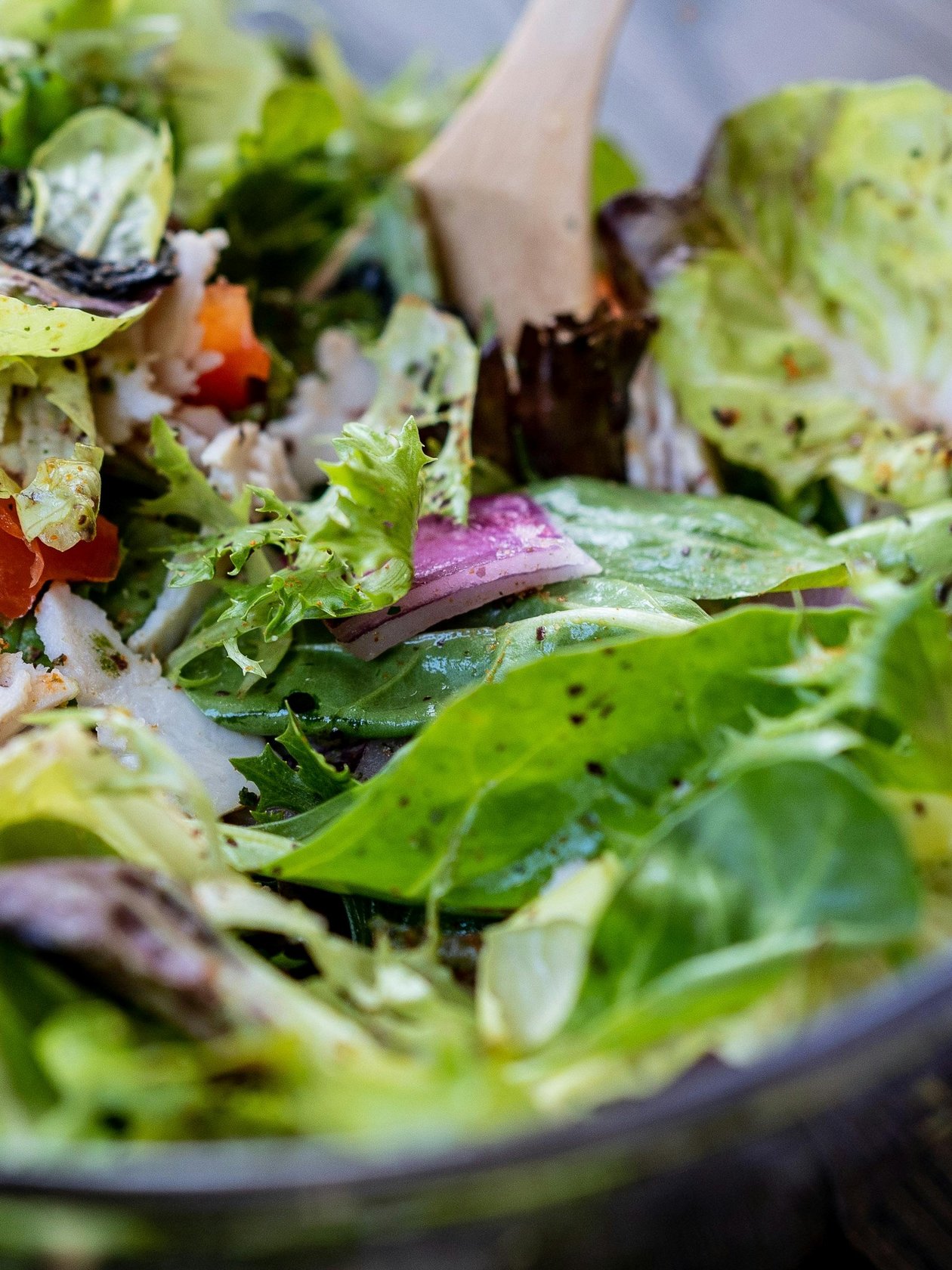 Frischer Salat für gesunde Ernährung Eine Schüssel mit gemischtem Salat und frischem Gemüse wird zubereitet oder serviert.