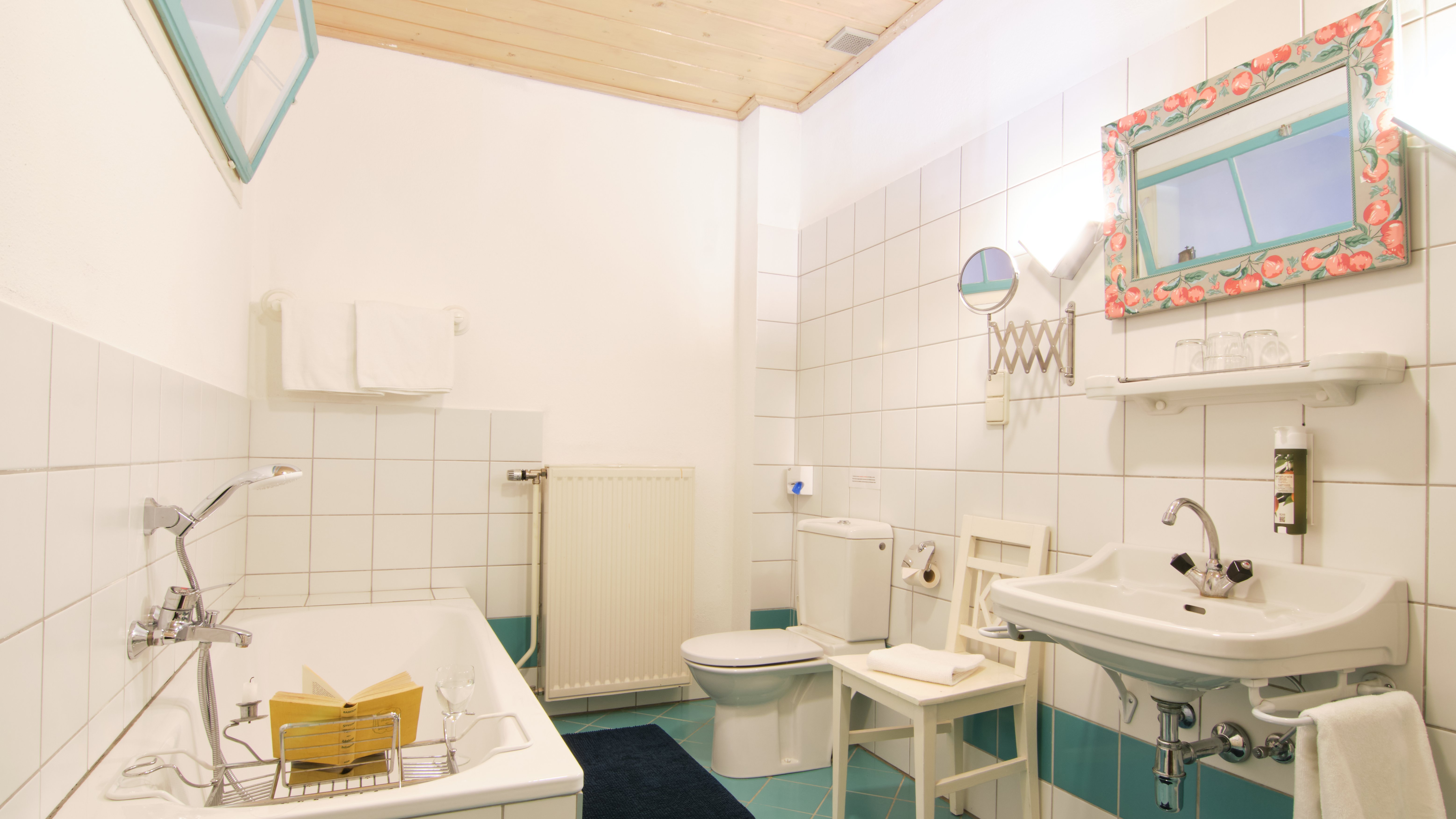 Modernes Badezimmerdesign für jeden Tag Elegantes Badezimmer mit Badewanne, Toilette und Waschbecken, gefliestem Boden und Wänden.