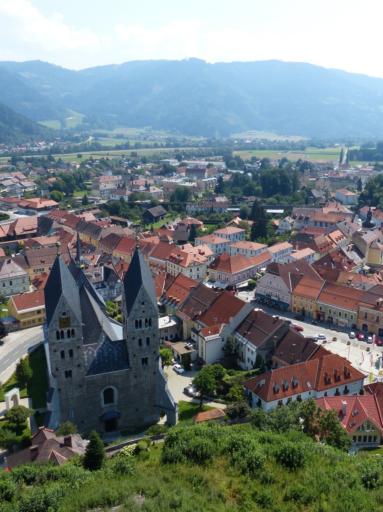 Panorama der historischen Stadt Friesach Blick auf eine Stadt im Tal, umgeben von Bergen mit historischen und modernen Gebäuden