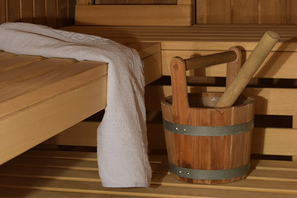 Sauna Holzkuebel Handtuch