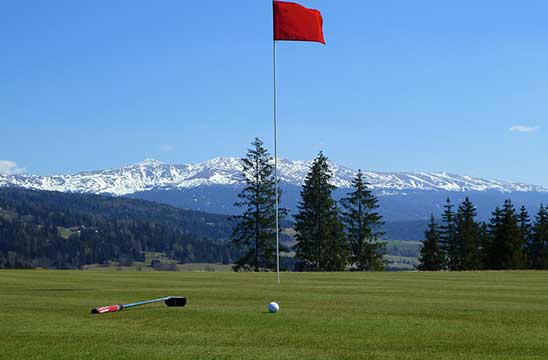 Golfplatz mit Fahne und Golfball