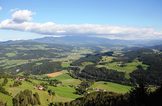 Blick von oben über die gesamte Landschaft des Naturparks