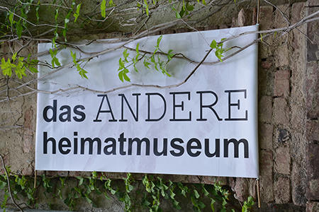 Blick auf ein Transparent mit dem Schriftzug: das andere Heimatmuseum