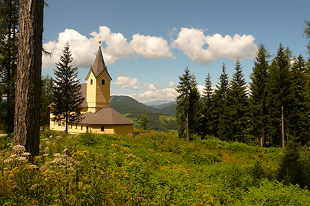 Blick auf die Wallfahrtskirche, umgeben von Bäumen